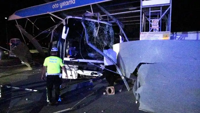 Otobüs Oto Yıkamaya Daldı: Neyin Peşindeydi? 8 Yaralı!