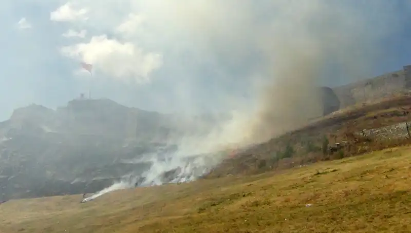 Kars Kalesi'nde Yangın Alarmı: Anız yangını Korkuttu!
