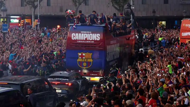 Barcelona Futbolcuları Taraftarlarıyla Buluştu: Coşku Dolu Anlar Yaşandı