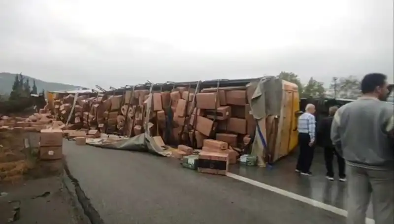 Anadolu'yu Gören TIR Devrildi: TEM Yolu Ankara Yönü Trafiğe Kapandı!