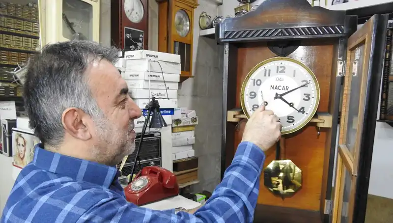 Kıymetli Zamanların Ustası: 10 Metrekarede Tarihi Saatleri Canlandırıyor