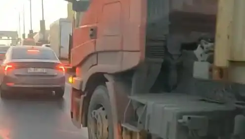 D-100 Karayolu’nda Yoldan Çıkma Kavgası: TIR’a Saldırı!