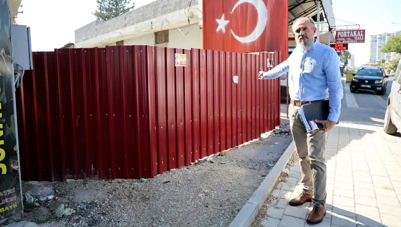 Tapulu Arazim Dedi, Sokağın Girişini Kapatıp Tüm Dikkatleri Üzerine Çekti!