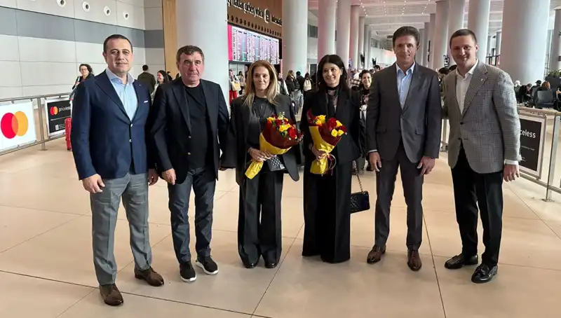 Hagi ve Popescu İstanbul'da Futbolseverlerle Buluştu: Anılar ve Hikayeler