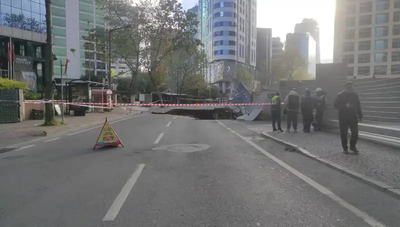 Sarıyer’de Yol Çökmesi: Yoğun Trafik Sorunları Baş Gösterdi