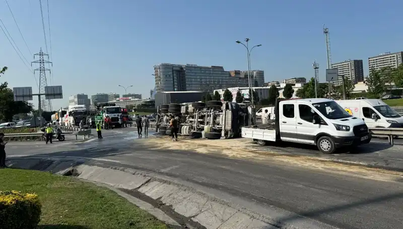 D-100 Yan Yolda Beton Mikseri Devrildi: Trafik Felç Oldu