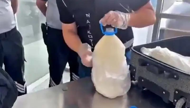 Havalimanında Süt Şişesi İçinde Ele Geçirilen Kaçak Madde Şok Etti!