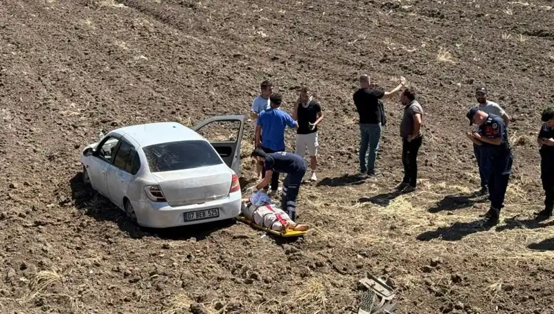 Osmaniye'de Otomobil Tarlaya Uçtu: Üç Kişi Yaralandı!