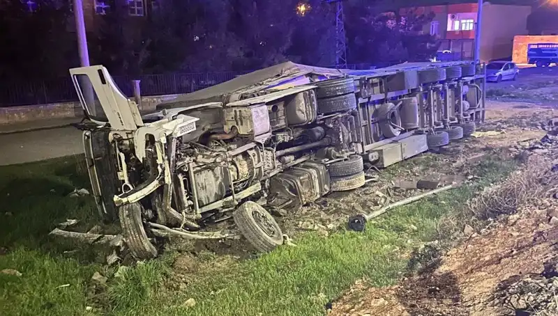TIR Devrildi: Feci Kazada 6 Yaralı ve Olayın Sebepleri
