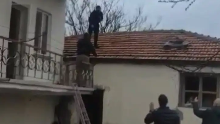 Polis çatıda kıstırdı! Şüphelinin direnç gösteren unutulmaz ifadesi