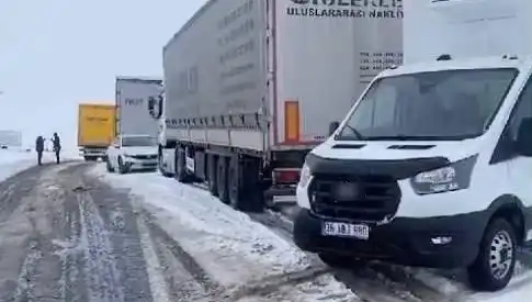 Kars-Ardahan Karayolunda Kar Yağışı: TIR'lar Feci Şekilde Kara Saplandı