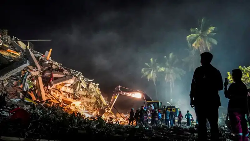 Myanmar'da Üç Gün Sonra Enkazdan Sağ Çıkan Kişi Yeni Bir Umut Oluyor