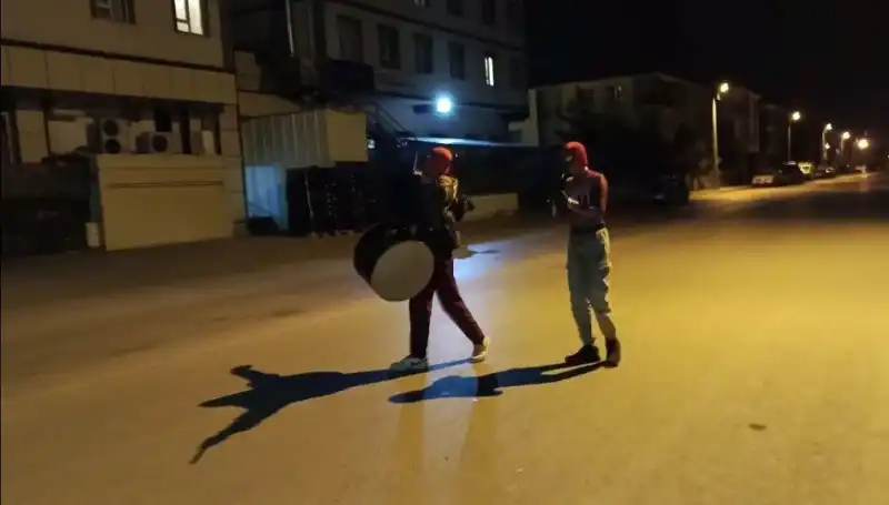 Erzincan Sokaklarında Sahur Neşesi: Örümcek Adamlar Caddeleri Şenlendirdi