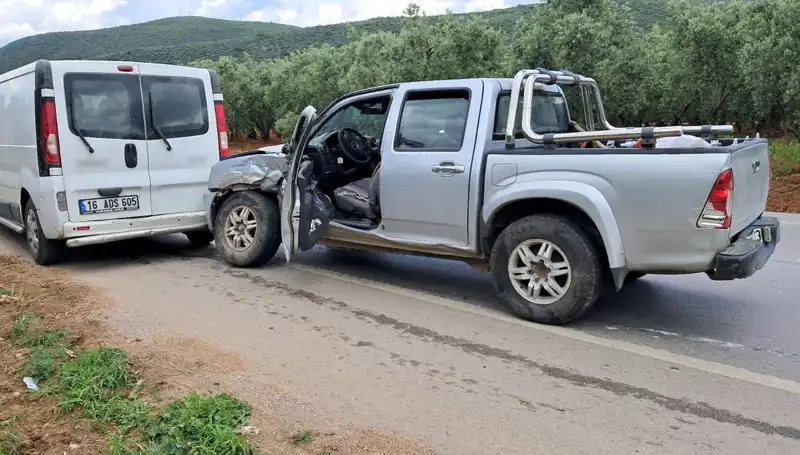 Bursa'da Minibüs ile Kamyonet Çarpıştı: Alışveriş Yolunda Kaza!