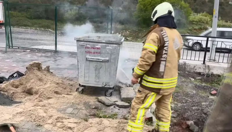 İstanbul Başakşehir'de Çöp Konteynerinden Yükselen Dumanlar Kimyasal Panik Yarattı