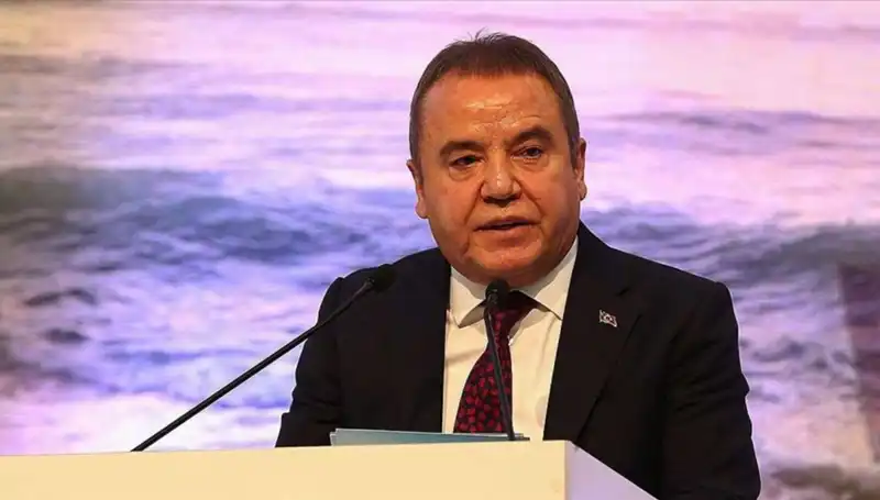 Antalya'nın Kalbinde Bir Lider: Muhittin Böcek'in Etkileyici Yaşam Hikayesi
