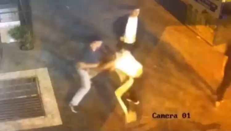 İstanbul'un Sokaklarında Tekmeli Yumruklu Kavga! Neler Yaşandı?