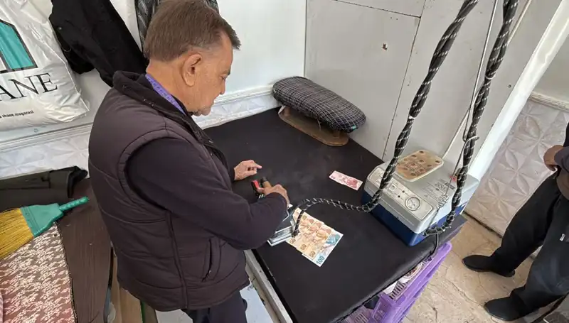 47 Yıllık Terzi Ahmet’in İlginç Parasal Ritüeli: Paraları Ütülüyor!