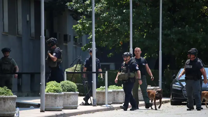 Kosova Meclisi'nde Bomba İhbarı: Güvenlik Alarmı ve Son Gelişmeler