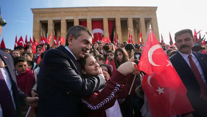 Bakan Tekin'in Anıtkabir Ziyareti: Geleceğin Liderleriyle Anma Töreni