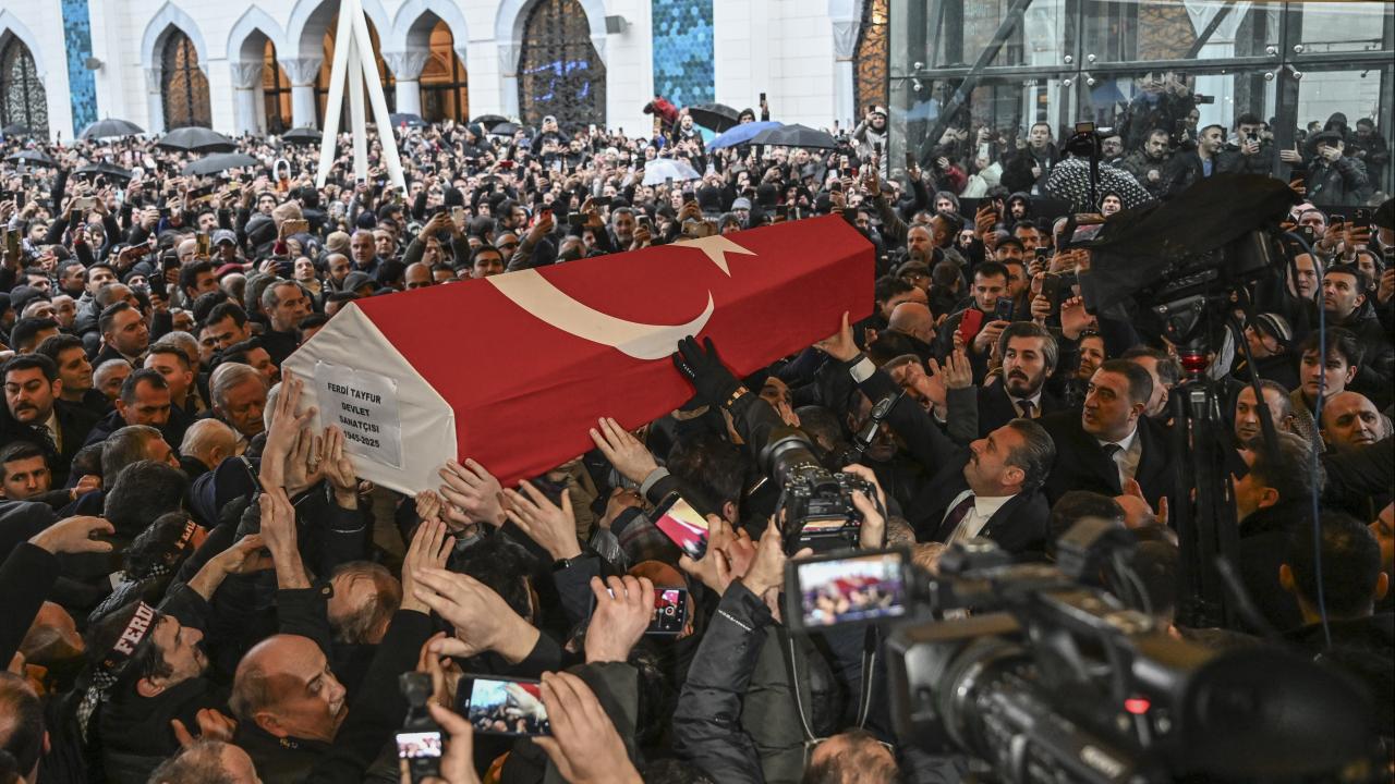 Türk sinemasının usta sanatçısı Ferdi Tayfur son yolculuğuna uğurlandı