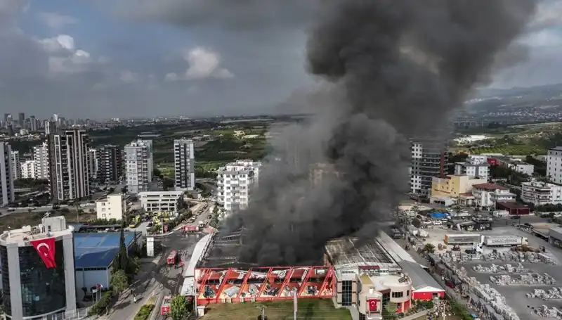 Mersin'deki Fabrika Yangını, TOMA Müdahalesiyle Kontrol Altına Alındı