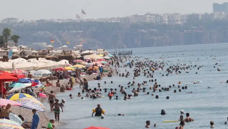 Antalya’da Sıcaklık Rekoru: Denizde Yüzme Keyfi Zirveye Ulaşıyor!