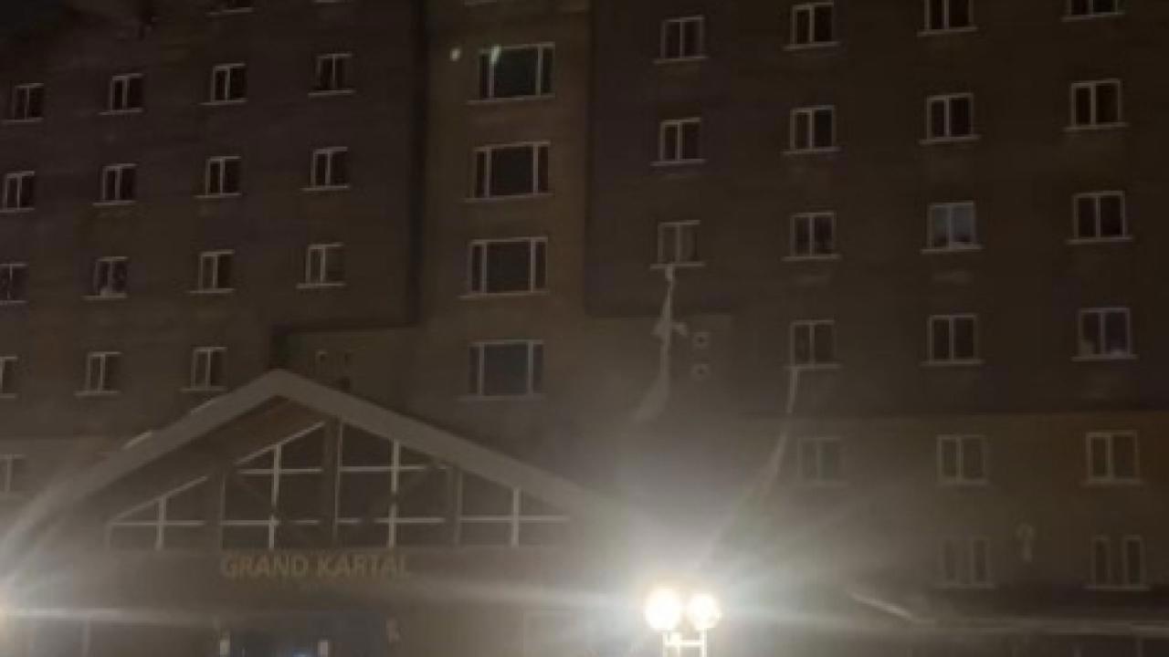 Otel yangınında çarşaflarla kurtulanlar