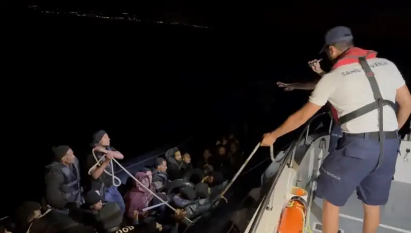 Çeşme'de Denizdeki Kaçak Göçmen Operasyonu: 42 Hayat Kurtarıldı