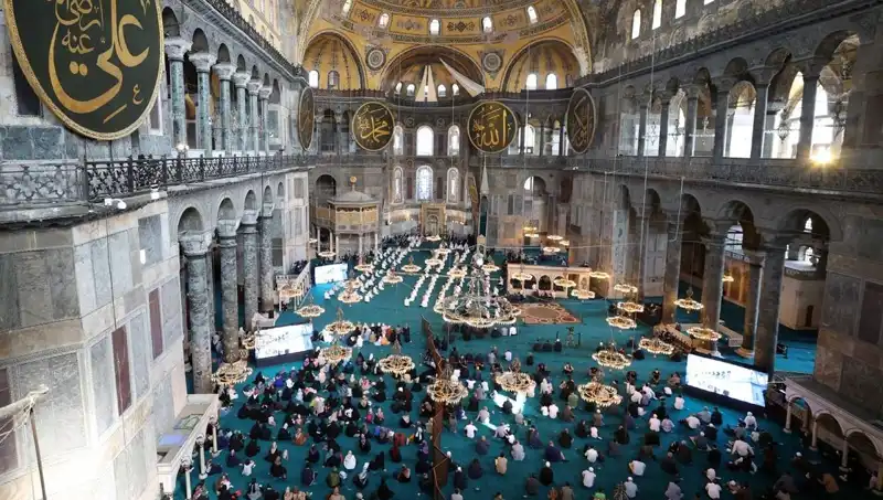 Ayasofya'nın Kapısını Kıran Sanığa Verilen Cezanın Getirdiği Tartışmalar