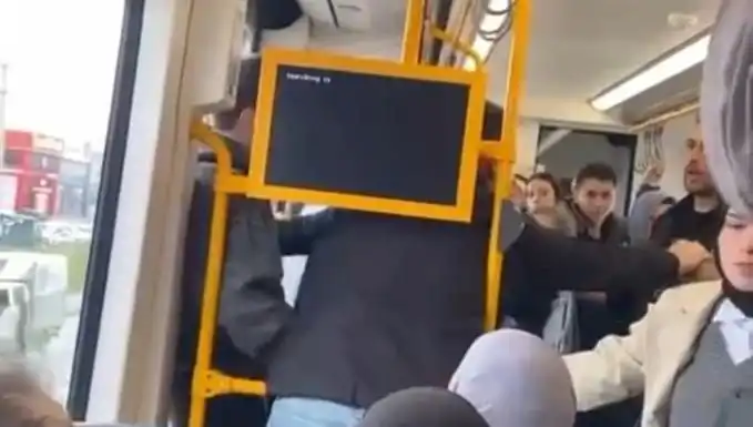 İstanbul Metro Hattında Şok Eden Tekme Tokat Kavga Anları!