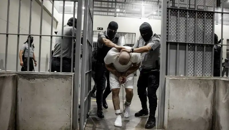 Cehennem gibi bir dünya: Trump, El Salvador Göçmen Sorununa Meydan Okudu!
