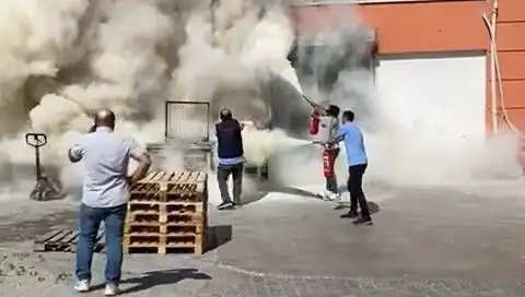 AVM Depo Yangını: Alışveriş Merkezinde Kaos Anları Yaşandı