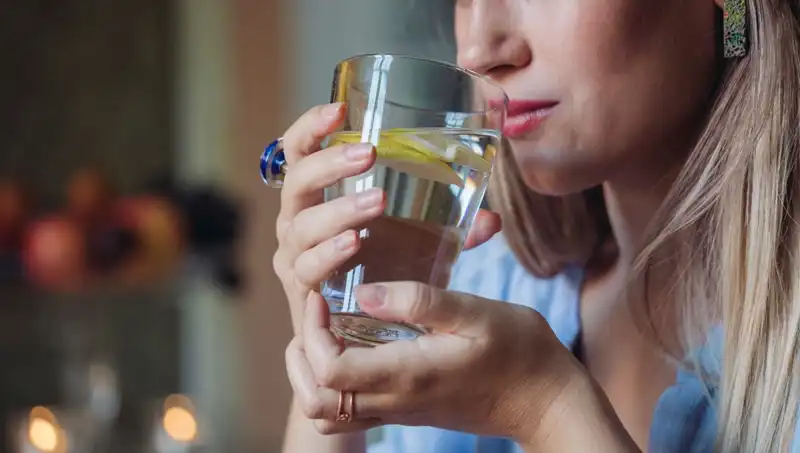 Harvardlı Uzmandan Şaşırtan Açıklama: Limonlu Su Gerçekten Sağlıklı mı?