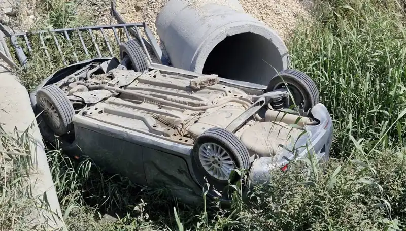 Pikap ile Çarpışan Araç Su Kanalına Devrildi: Yaralıları Uçağa Aldılar