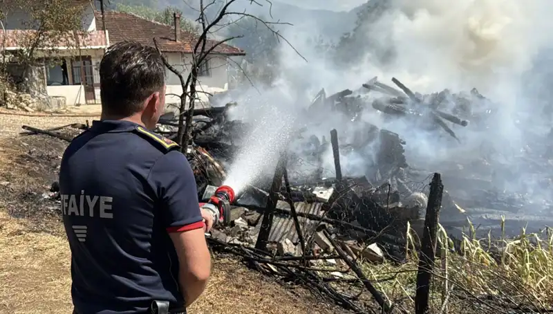 Evde Çıkan Yangın Ormana Sıçradı: Yangın Söndürme Ekipleri Seferber Oldu