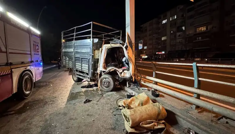 Sürücü Kamyonetle Yön Tabelasına Çarptı: Kaza Anı ve Sonrasındaki Gelişmeler