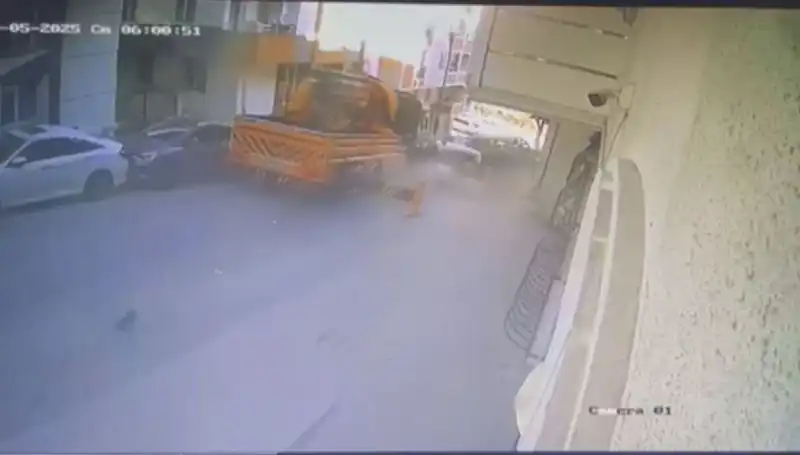 Kontrolden Çıkan Vinç 23 Araca Çarparak Durdu: O Anlar Kamerada!
