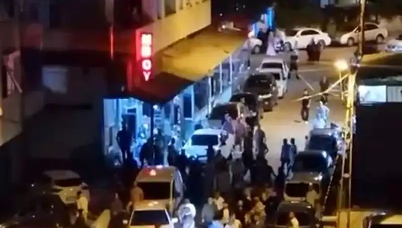 Düğün sonrası skandal: Gelin arabası kalabalığın içine daldı!