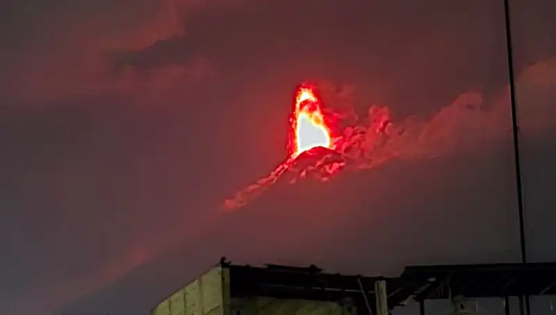 Fuego Yanardağı Patladı: 30 Bin Kişi Tahliye Ediliyor, Güvenlik Önlemleri Artıyor