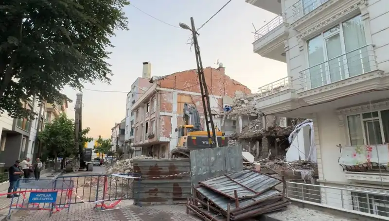 Yıkım Alanında Elektrik Kabloları Koptu, İki Sokak Karanlıkta Kaldı
