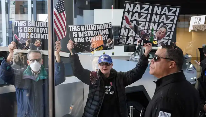 Elon Musk’a Yönelik Protesto: SpaceX ve Tesla Önünde Sözler Havada Uçuştu