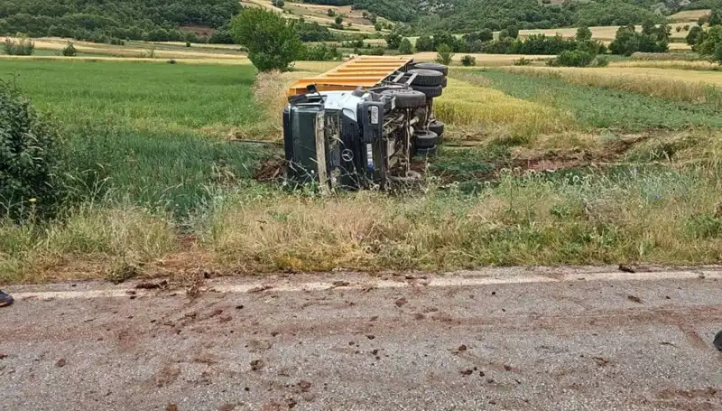 Tokat’ta Kamyon Devrildi: Sürücü Kaza Yerinde Hayatını Kaybetti