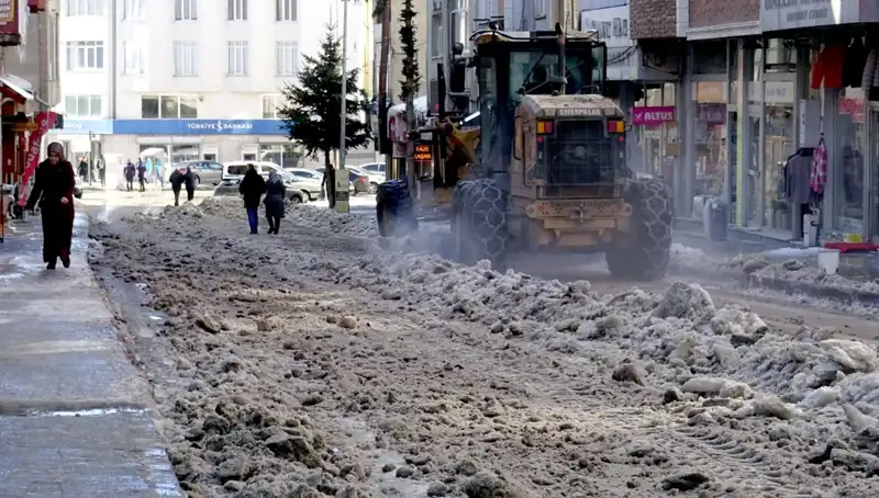 Sarıkamış’ta Kar ve Buz Temizliği: Kış Mükemmelliği İçin Hazırlıklar Başladı