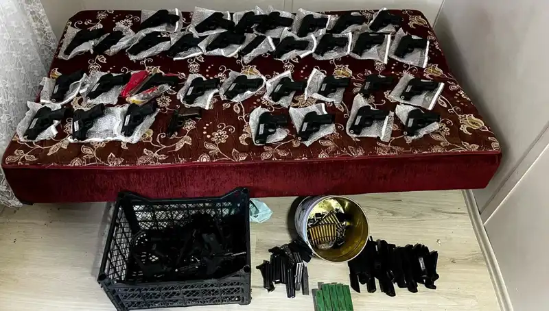 Gaziantep'te Şok Görüntüler: 45 Silah ve El Bombası Ele Geçirildi!