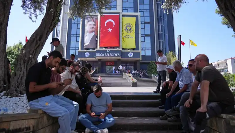 Ücretlerini Alamayan İşçilerden Dikkat Çeken Oturma Eylemi!
