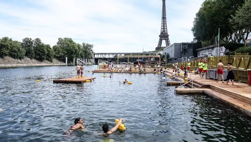 Fransa'da 102 Yıl Aradan Sonra Seine Nehri Yüzmeye Açıldı Özellikle Turistler İçin!