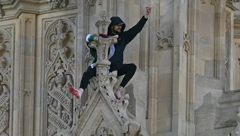 Londra'daki Protesto: Filistin Bayrağıyla Big Ben'e Tırmandı!