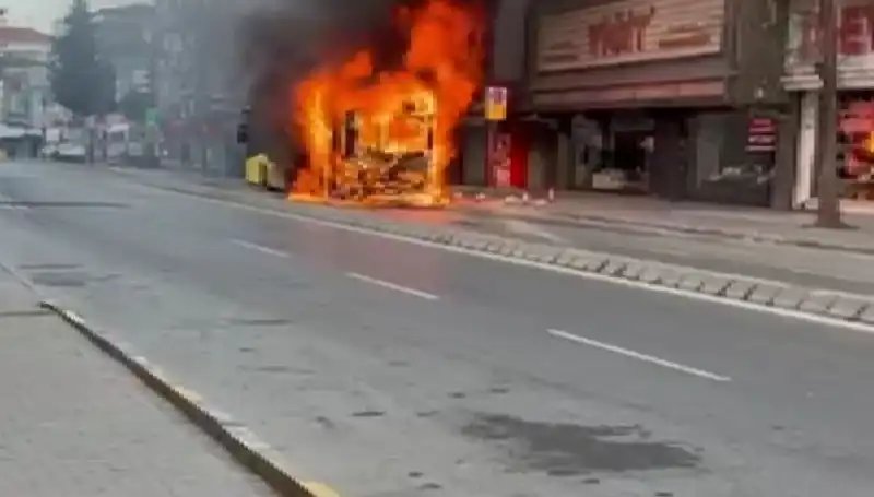Ümraniye'de Heyecan Verici Anlar: Bir İş Yeri Aniden Alev Aldı