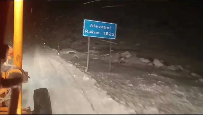 Antalya'nın Sıcak Plajlarına Kar Yağdı: Kışın Beklenmedik Sürprizi!